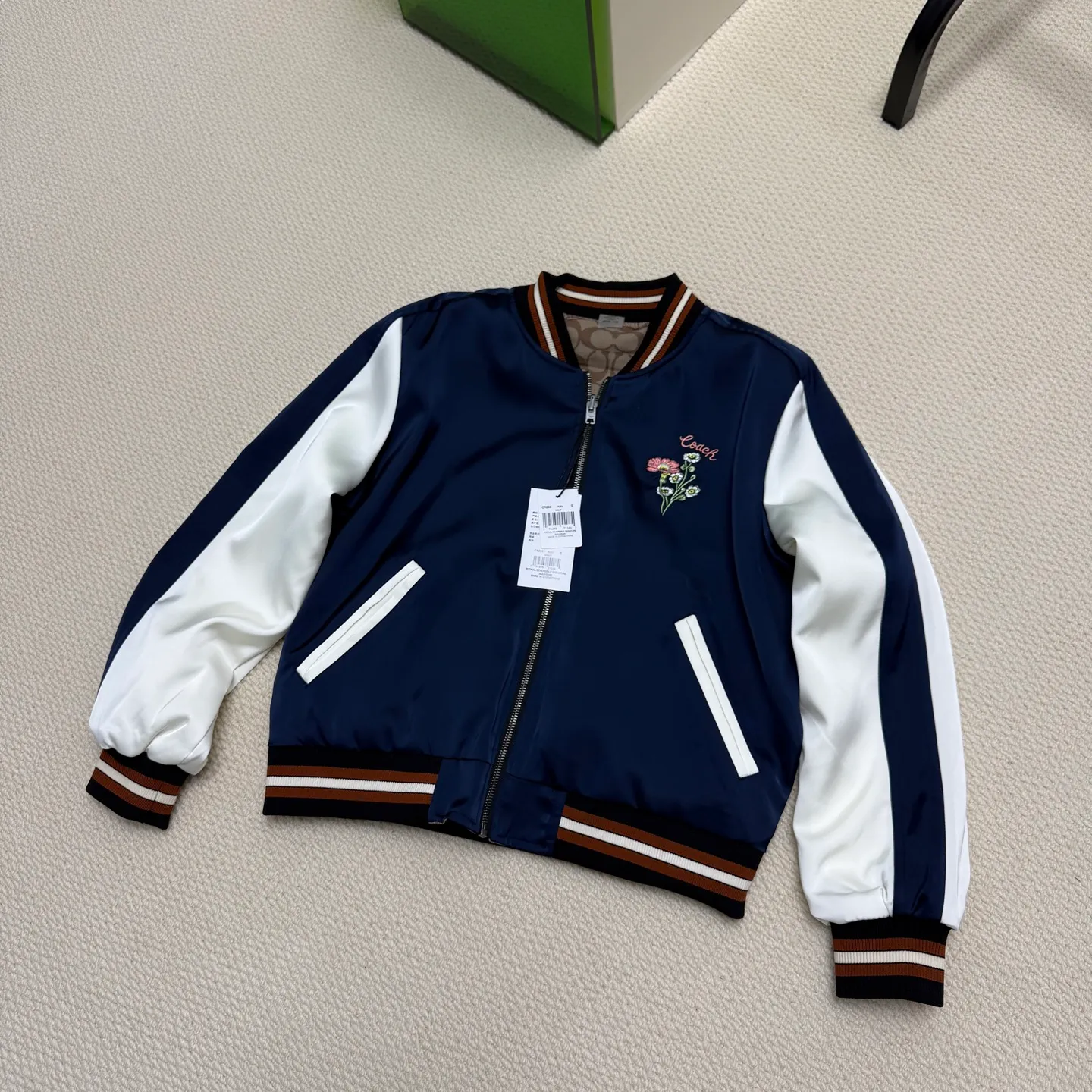 Provide one piece of clothing for two wears! COACH New Arrival women's jacket is here. Kou's New Arrival embroidered reversible baseball jacket for women. Super beautiful reversible baseball jersey. Produced by a major trading factory. Excellent quality. The quantity is not large, only about 500 pieces. But it's also very fragrant. One side is made of high-weight Navy Blue satin fabric. This fabric is absolutely amazing. Ordinary satin fabrics on the market are either soft and shapeless. Or the texture is rough and not delicate enough. The more delicate the fabric, the higher the fabric requirements. The fabric woven with forty-eight double yarns and three yarns is not only as delicate as Dove chocolate. And just hanging it flat there is very classy. I have tried it countless times and there is absolutely no snagging. The grass embroidery on the front chest can be said to be very three-dimensional. Perfectly complementing each other. Wearing it on the reverse side is a combination of color-blocked C all-over print and satin fabric. Classic is revealed in a low profile. All sizes available in complete packaging. Size: S-L (reversible) Color: Navy Blue (presbyopia reversed) (Material: polyester fiber) S size: length 59CM, bust 120CM, shoulder raglan (raglan) 72CM, reference weight 90-105 catties M size: length 61CM, bust 124CM, shoulder raglan (raglan) 74CM, reference weight 105-115 catties L size: length 63CM Bust 128CM, shoulder sleeves (raglan) 76CM, reference weight 115-130 catties